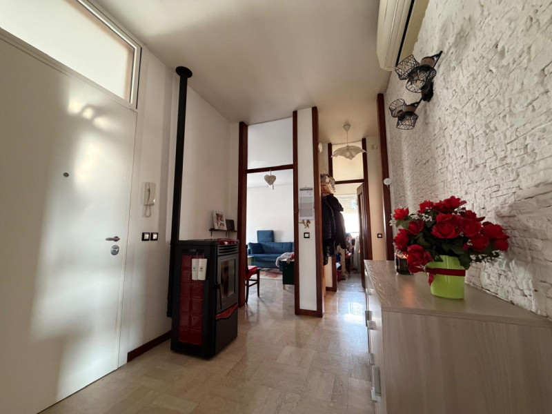 Interno di Viale della Pace, in contesto di 3 Unità immobiliari, al secondo ed ultimo piano spazi...