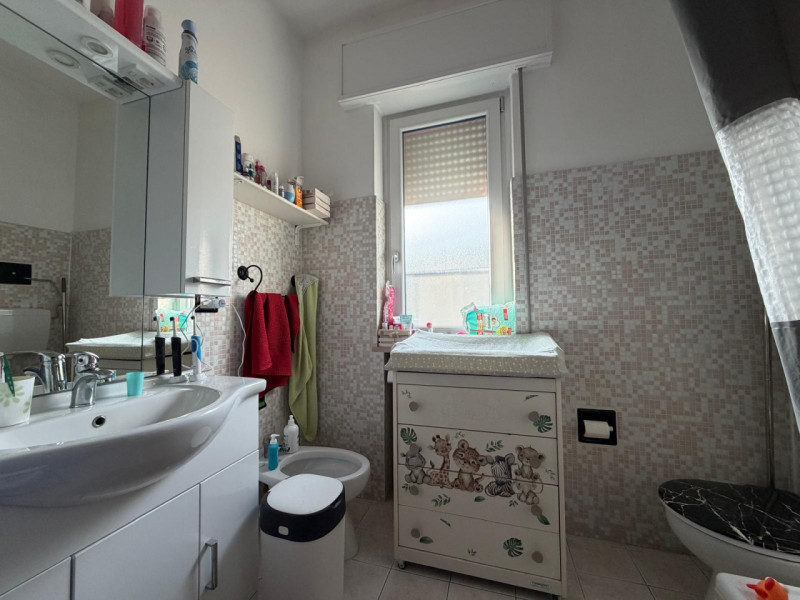 Interno di Viale della Pace, in contesto di 3 Unità immobiliari, al secondo ed ultimo piano spazi...