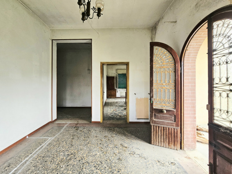 A Stanghella, in una posizione comoda al centro, proponiamo in vendita una rara opportunità: gran...