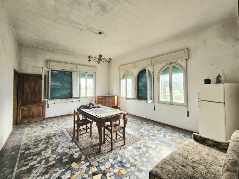 A Stanghella, in una posizione comoda al centro, proponiamo in vendita una rara opportunità: gran...