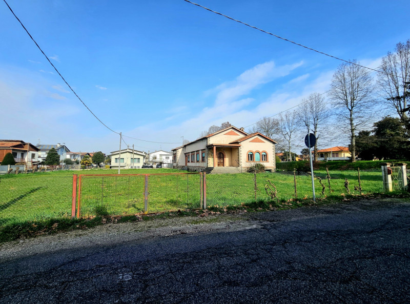 A Stanghella, in una posizione comoda al centro, proponiamo in vendita una rara opportunità: gran...