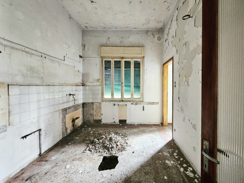 A Stanghella, in una posizione comoda al centro, proponiamo in vendita una rara opportunità: gran...