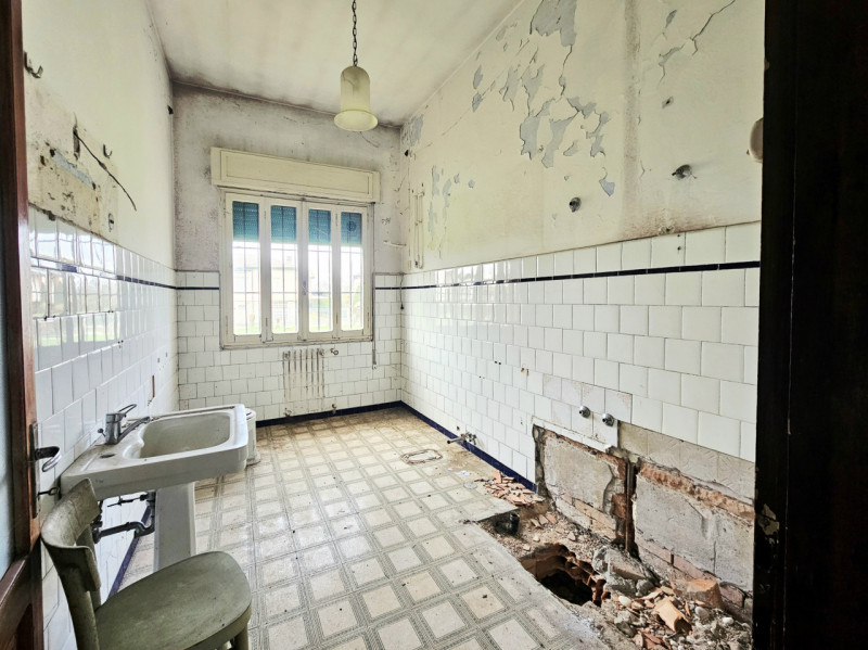 A Stanghella, in una posizione comoda al centro, proponiamo in vendita una rara opportunità: gran...