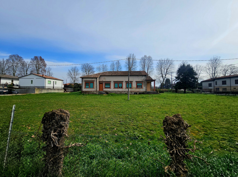 A Stanghella, in una posizione comoda al centro, proponiamo in vendita una rara opportunità: gran...