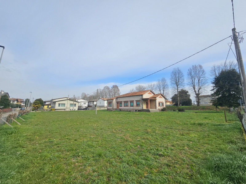 A Stanghella, in una posizione comoda al centro, proponiamo in vendita una rara opportunità: gran...