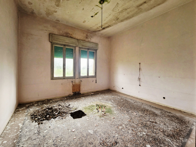 A Stanghella, in una posizione comoda al centro, proponiamo in vendita una rara opportunità: gran...