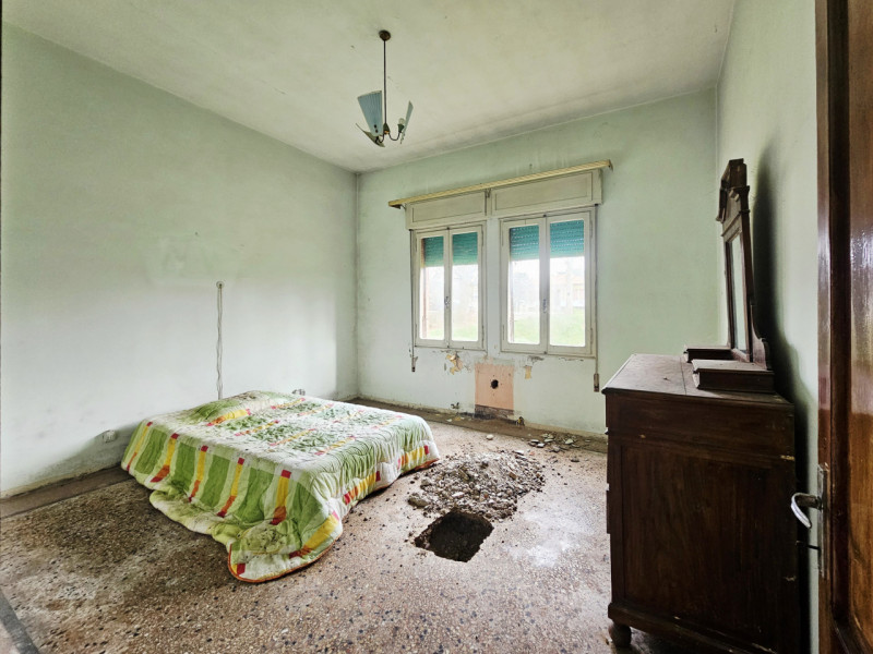 A Stanghella, in una posizione comoda al centro, proponiamo in vendita una rara opportunità: gran...