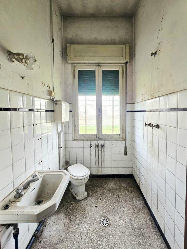 A Stanghella, in una posizione comoda al centro, proponiamo in vendita una rara opportunità: gran...