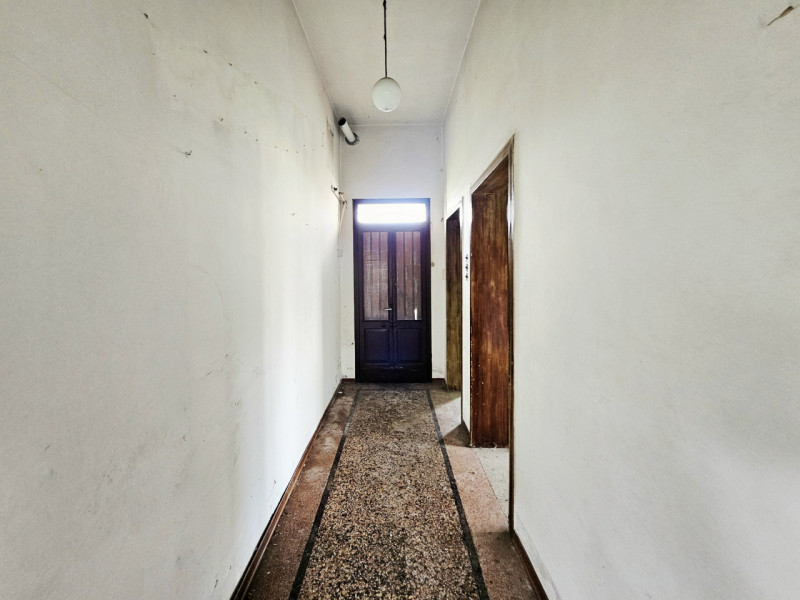 A Stanghella, in una posizione comoda al centro, proponiamo in vendita una rara opportunità: gran...