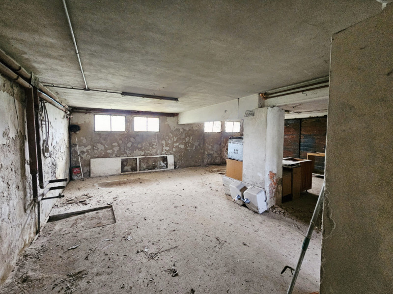 A Stanghella, in una posizione comoda al centro, proponiamo in vendita una rara opportunità: gran...