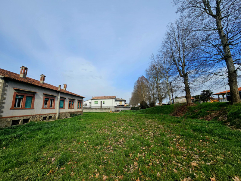 A Stanghella, in una posizione comoda al centro, proponiamo in vendita una rara opportunità: gran...