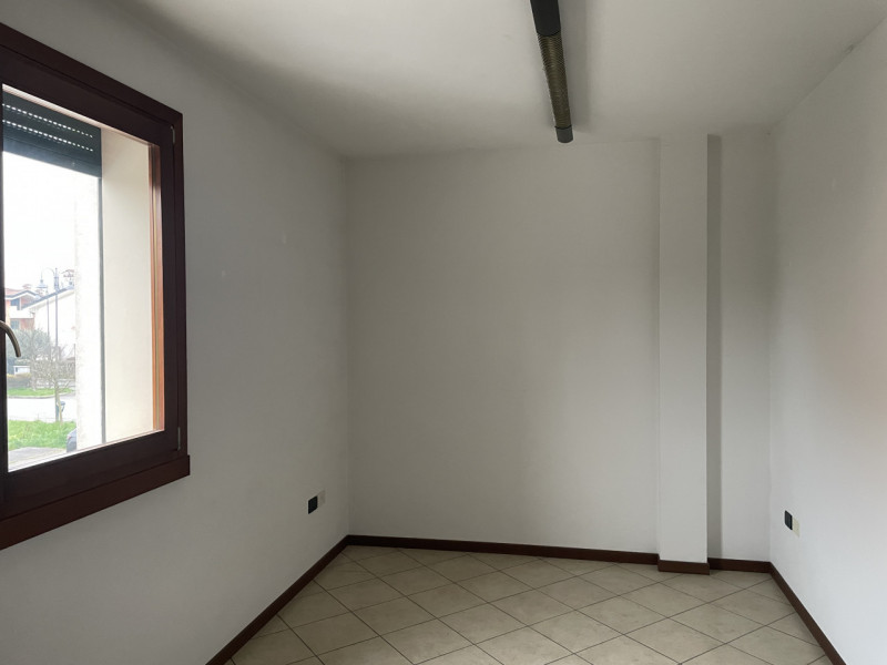 Saccolongo Zona Centrale, Ufficio in contesto residenziale

Disposizione: 

Piano Primo 1 locale ...