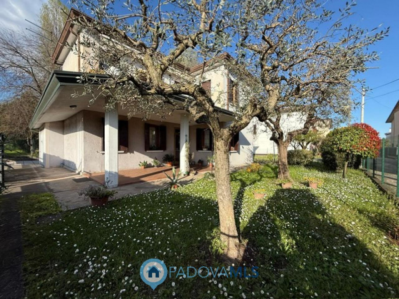 Immobile in esclusiva al Gruppo Padova MLS

ALBIGNASEGO in località CARPANEDO, proponiamo una cas...