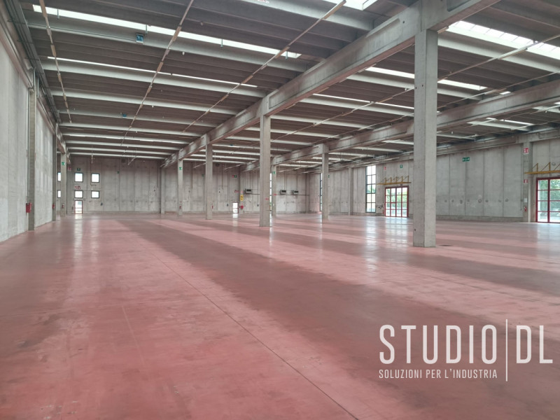Proponiamo in locazione un capannone nel comune di Marostica, una zona strategicamente posizionat...