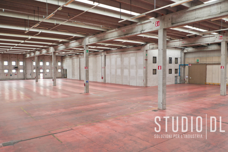 Proponiamo in locazione un capannone nel comune di Marostica, una zona strategicamente posizionat...