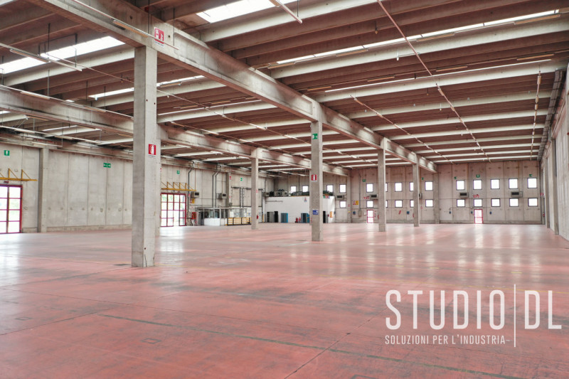Proponiamo in locazione un capannone nel comune di Marostica, una zona strategicamente posizionat...