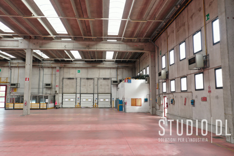 Proponiamo in locazione un capannone nel comune di Marostica, una zona strategicamente posizionat...