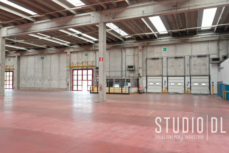 Proponiamo in locazione un capannone nel comune di Marostica, una zona strategicamente posizionat...