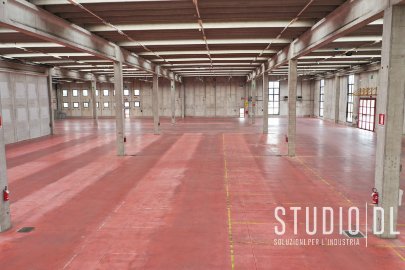 Proponiamo in locazione un capannone nel comune di Marostica, una zona strategicamente posizionat...