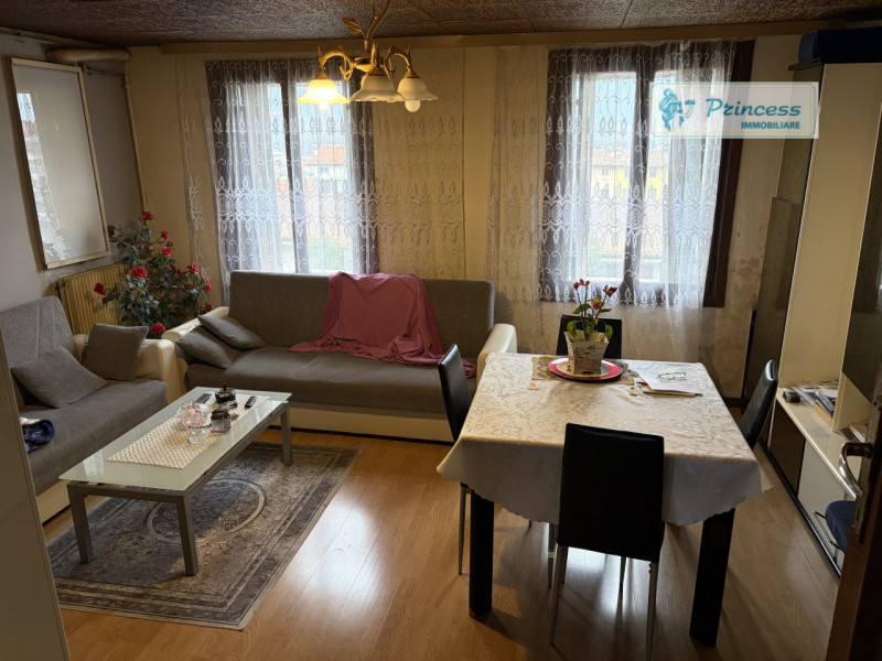 Nel cuore della rinomata zona dei Cappuccini a Schio, proponiamo in vendita un'interessante palaz...