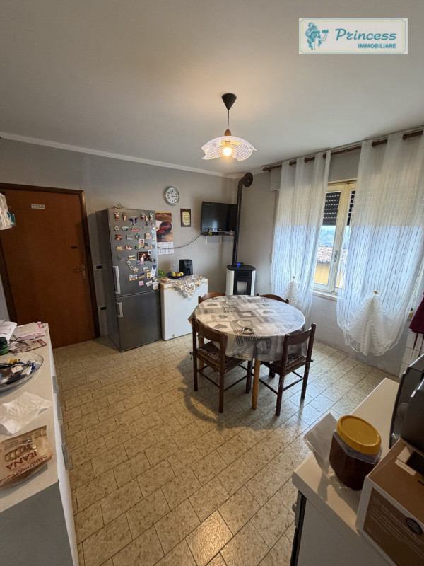 Nel cuore della rinomata zona dei Cappuccini a Schio, proponiamo in vendita un'interessante palaz...