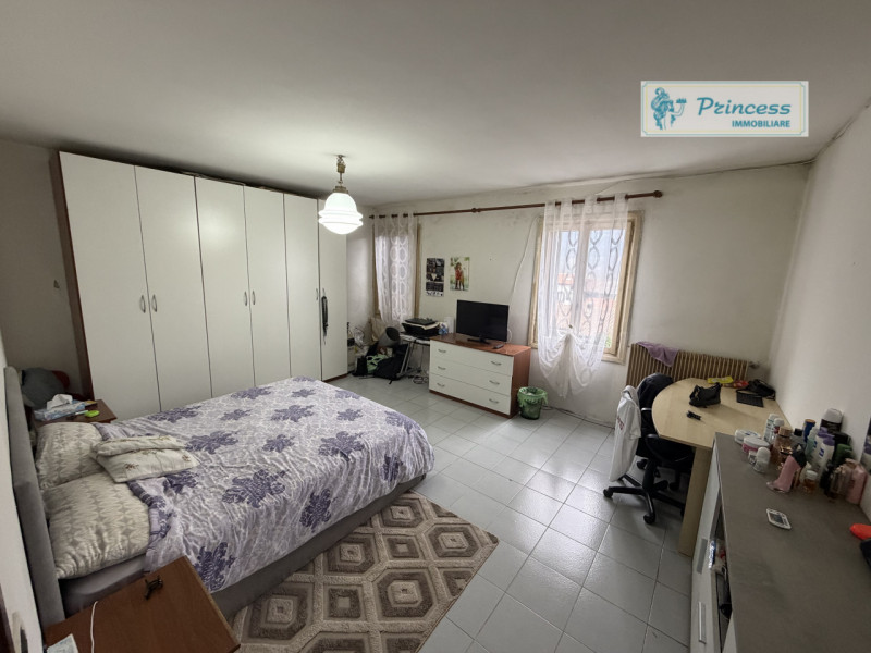 Nel cuore della rinomata zona dei Cappuccini a Schio, proponiamo in vendita un'interessante palaz...