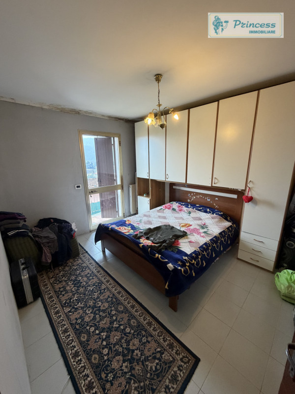 Nel cuore della rinomata zona dei Cappuccini a Schio, proponiamo in vendita un'interessante palaz...