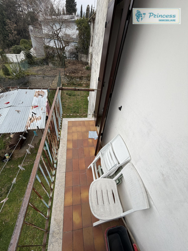 Nel cuore della rinomata zona dei Cappuccini a Schio, proponiamo in vendita un'interessante palaz...