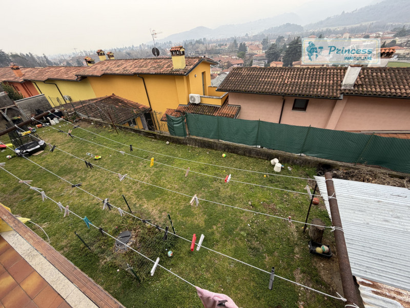 Nel cuore della rinomata zona dei Cappuccini a Schio, proponiamo in vendita un'interessante palaz...