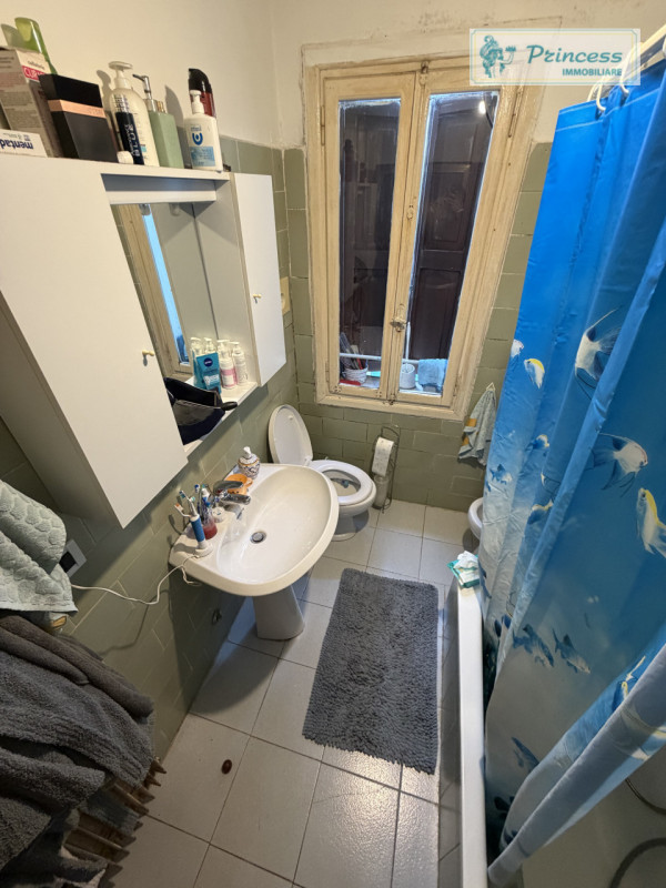 Nel cuore della rinomata zona dei Cappuccini a Schio, proponiamo in vendita un'interessante palaz...