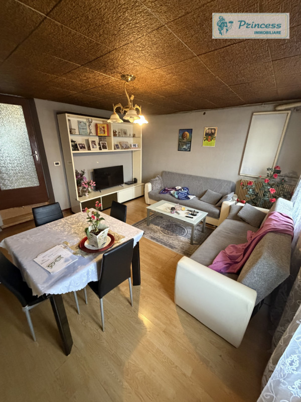 Nel cuore della rinomata zona dei Cappuccini a Schio, proponiamo in vendita un'interessante palaz...