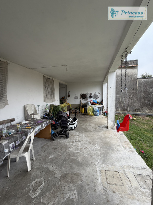 Nel cuore della rinomata zona dei Cappuccini a Schio, proponiamo in vendita un'interessante palaz...