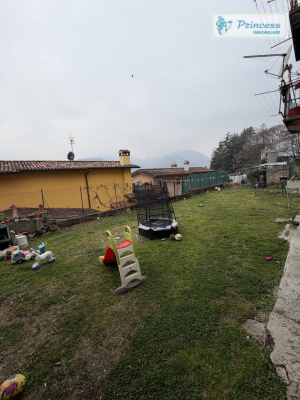 Nel cuore della rinomata zona dei Cappuccini a Schio, proponiamo in vendita un'interessante palaz...