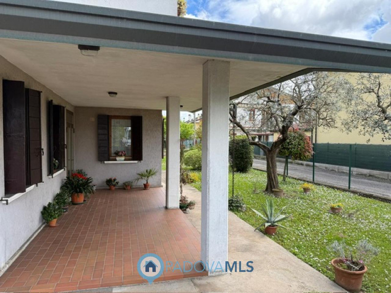 Immobile in esclusiva al Gruppo Padova MLS
Albignasego, in località Carpanedo, proponiamo una cas...