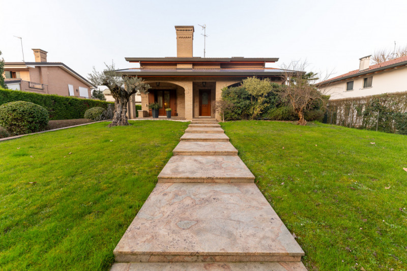 Vi proponiamo questa splendida villa singola di oltre 300 mq, con scoperto e giardino piantumato ...