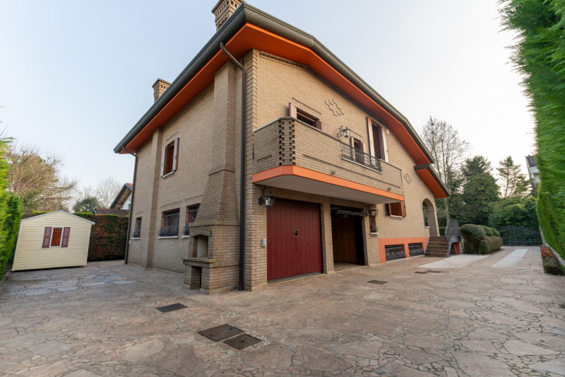 Vi proponiamo questa splendida villa singola di oltre 300 mq, con scoperto e giardino piantumato ...