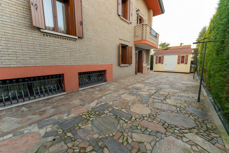 Vi proponiamo questa splendida villa singola di oltre 300 mq, con scoperto e giardino piantumato ...