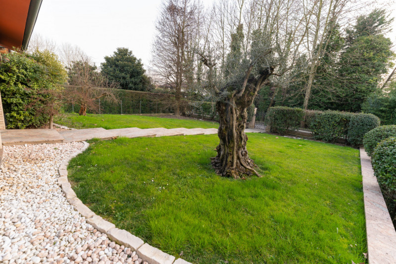 Vi proponiamo questa splendida villa singola di oltre 300 mq, con scoperto e giardino piantumato ...