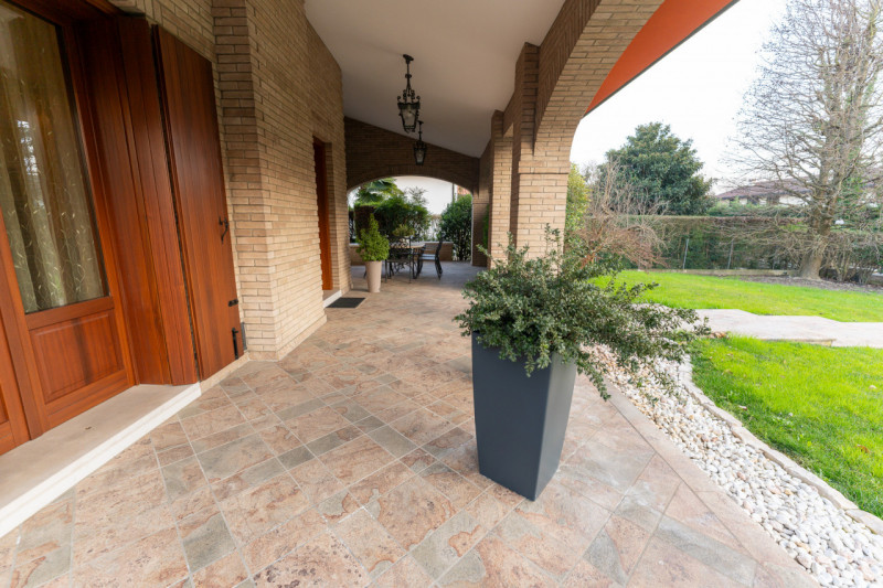 Vi proponiamo questa splendida villa singola di oltre 300 mq, con scoperto e giardino piantumato ...