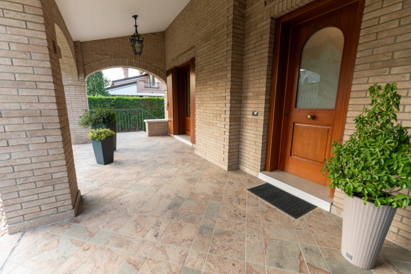 Vi proponiamo questa splendida villa singola di oltre 300 mq, con scoperto e giardino piantumato ...