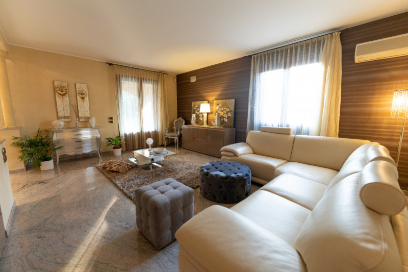 Vi proponiamo questa splendida villa singola di oltre 300 mq, con scoperto e giardino piantumato ...