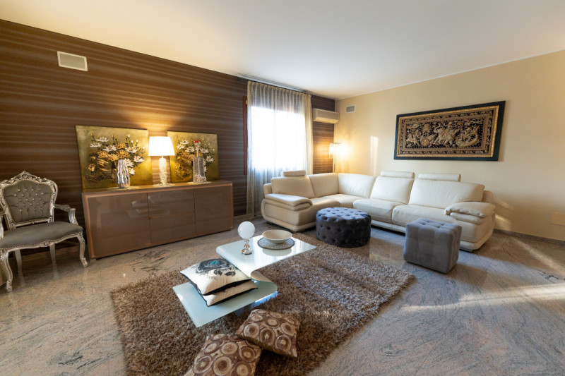 Vi proponiamo questa splendida villa singola di oltre 300 mq, con scoperto e giardino piantumato ...