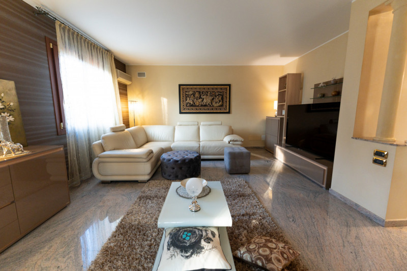 Vi proponiamo questa splendida villa singola di oltre 300 mq, con scoperto e giardino piantumato ...