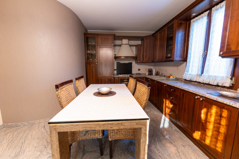 Vi proponiamo questa splendida villa singola di oltre 300 mq, con scoperto e giardino piantumato ...