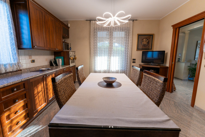 Vi proponiamo questa splendida villa singola di oltre 300 mq, con scoperto e giardino piantumato ...