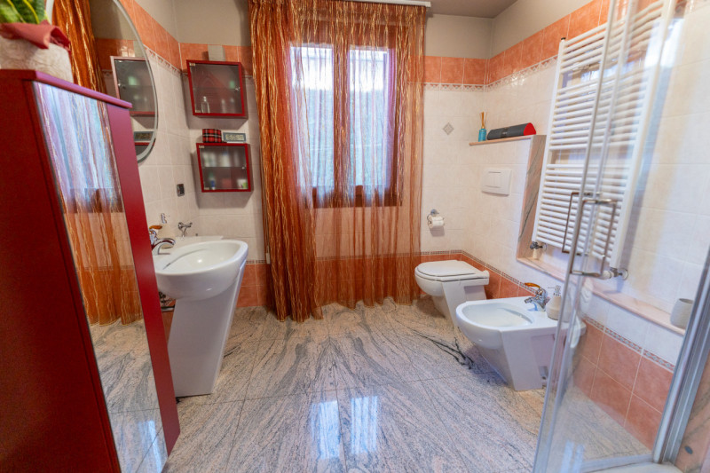 Vi proponiamo questa splendida villa singola di oltre 300 mq, con scoperto e giardino piantumato ...