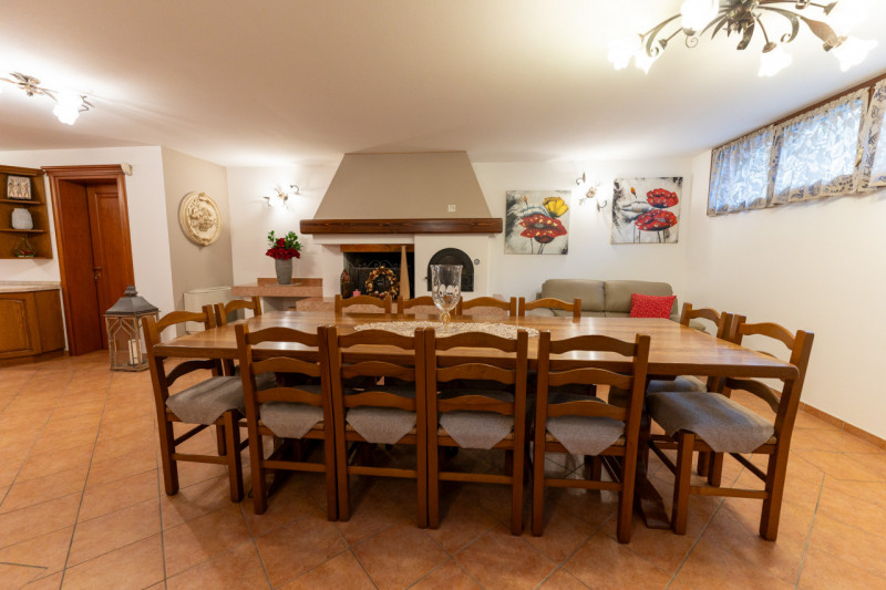 Vi proponiamo questa splendida villa singola di oltre 300 mq, con scoperto e giardino piantumato ...