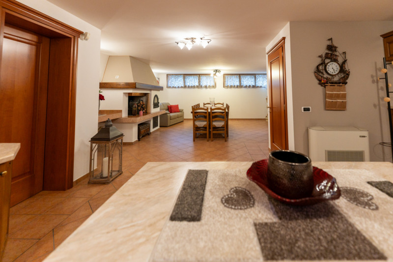 Vi proponiamo questa splendida villa singola di oltre 300 mq, con scoperto e giardino piantumato ...