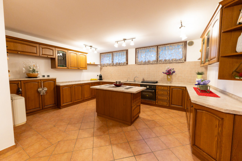 Vi proponiamo questa splendida villa singola di oltre 300 mq, con scoperto e giardino piantumato ...