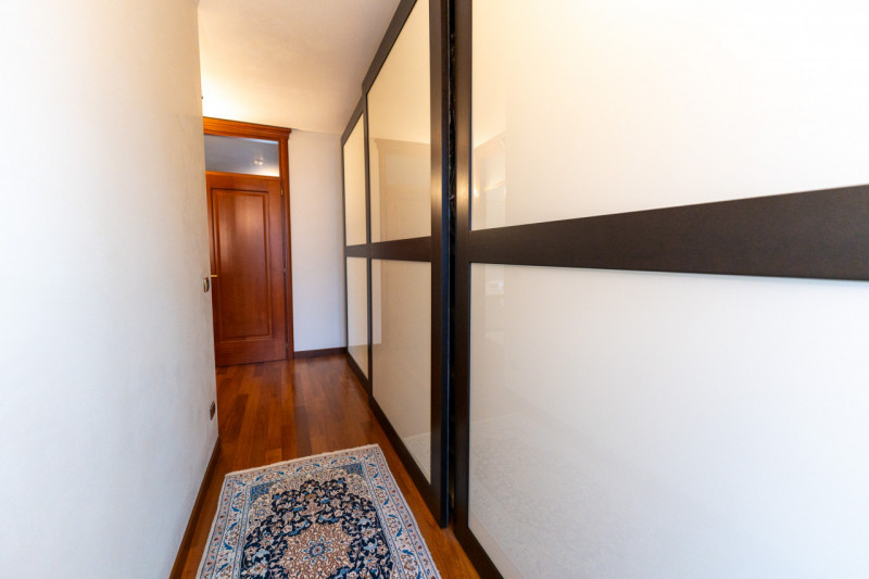 Vi proponiamo questa splendida villa singola di oltre 300 mq, con scoperto e giardino piantumato ...